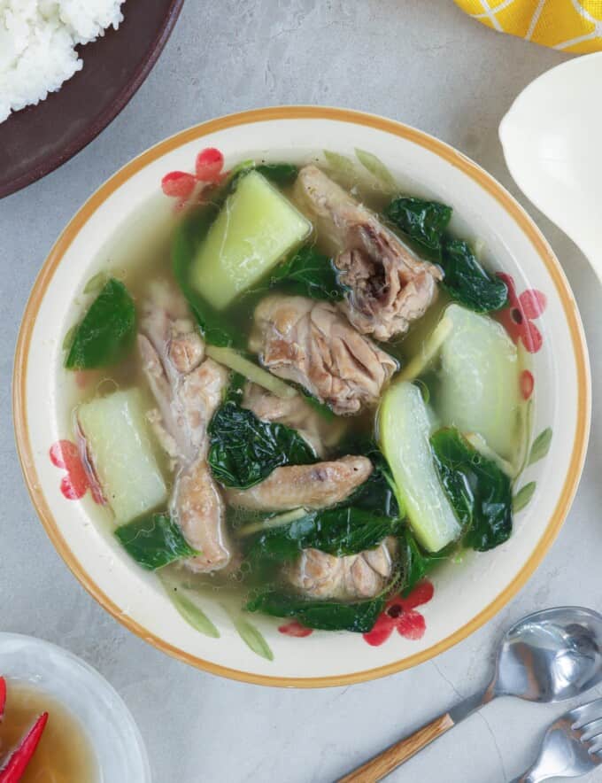 tinolang manok in a serving bowl