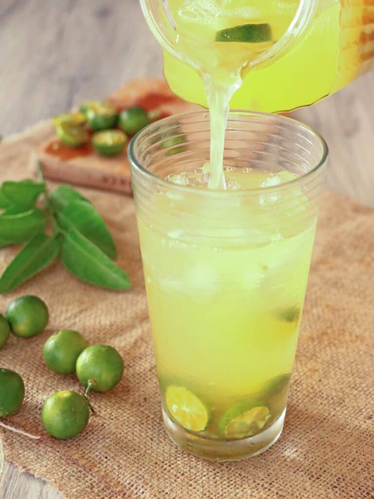 pouring calamondin juice in a glass