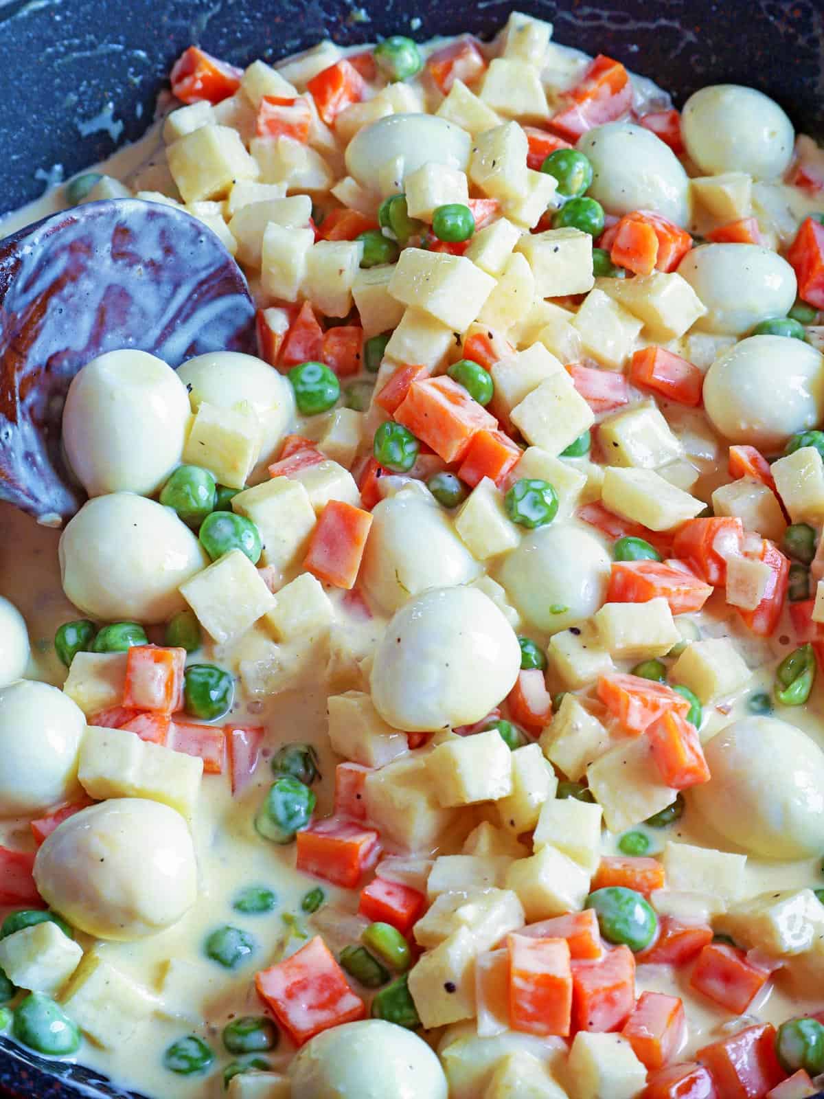 making sipo egg in a pan