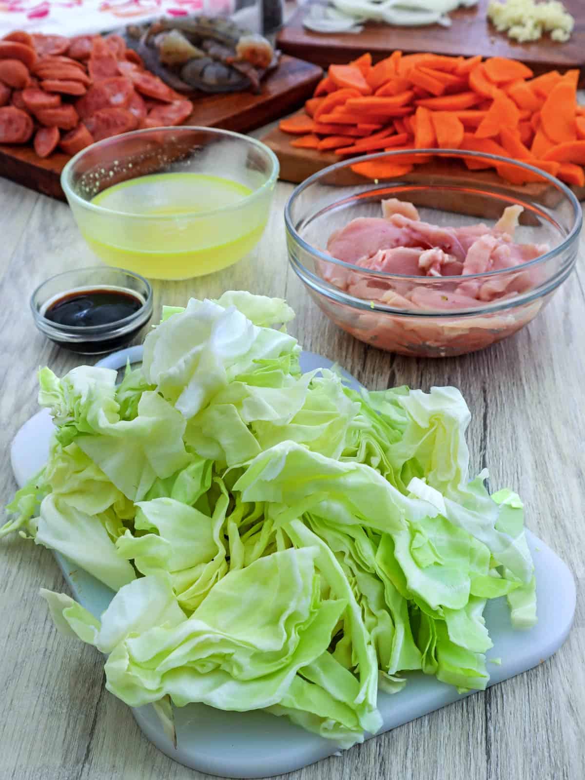 chopped cabbage, sliced hamonado sausage, sliced chicken breast, carrots, chicken broth, oyster sauce