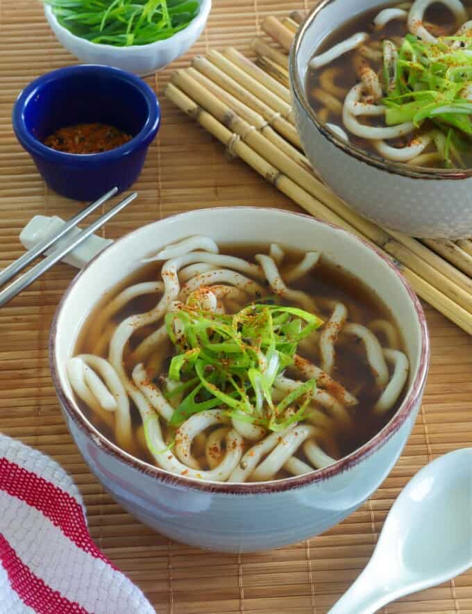 Kake udon in a bowl with green onions
