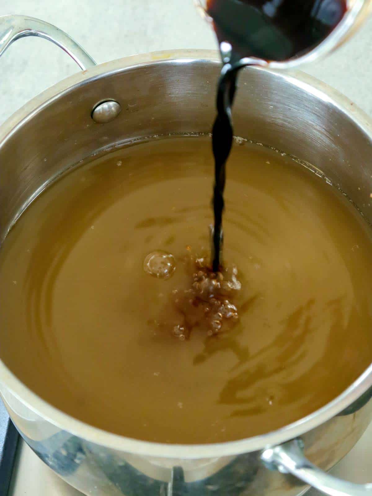 making kakejiru or noodle broth in a pot