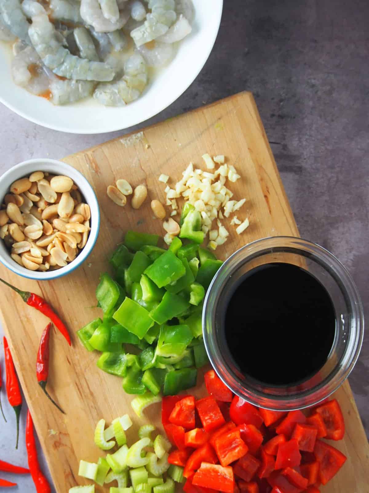 peeled shrimp, diced bell peppers, peanuts, chopped celery, dried chili peppers, sauce, garlic