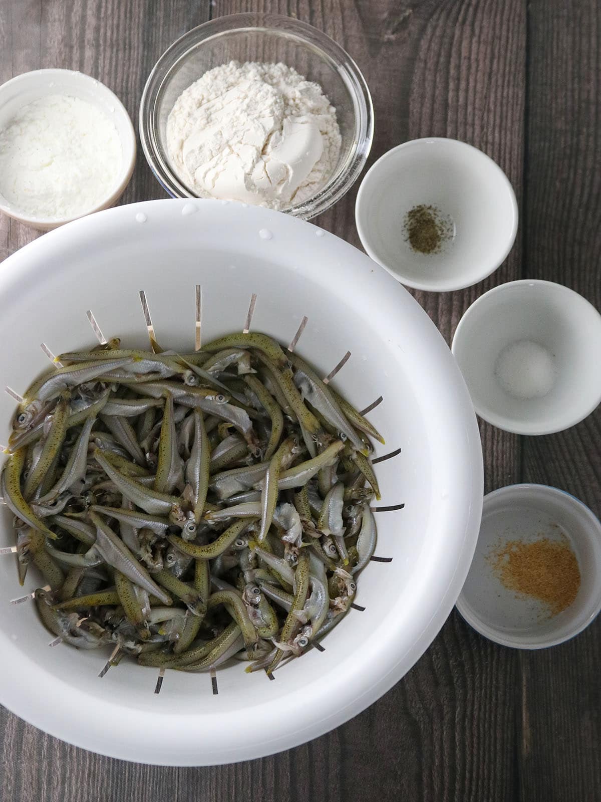 smelt fish, corn starch, pepper, salt, garlic powder