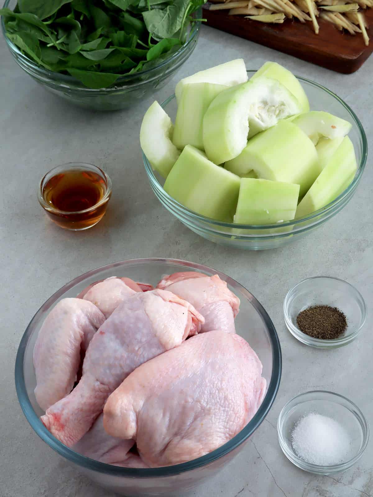 chicken, bottle gourd, fish sauce, salt, pepper, ginger, spinach, water, oil