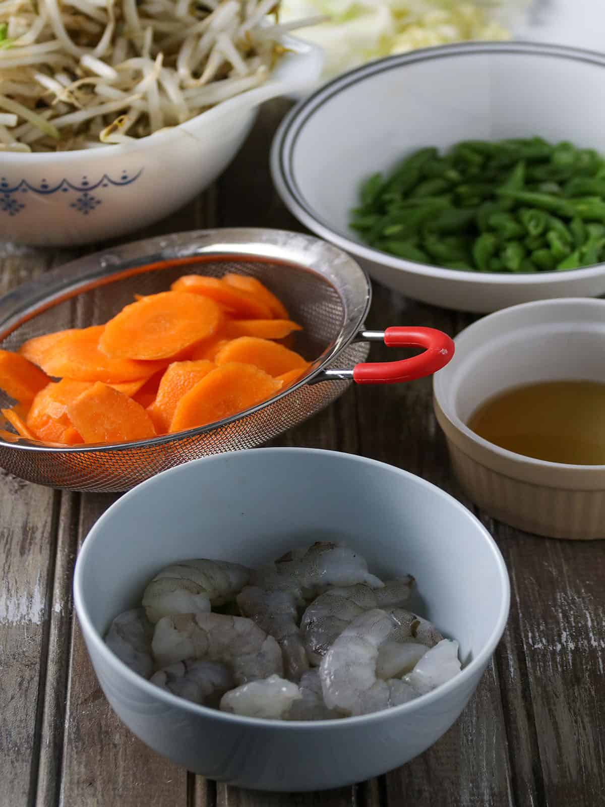 peeled shrimp, sliced green beans, carrots, bean sprouts, fish sauce