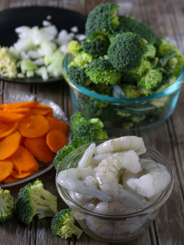 shrimp, broccoli, carrots, onion, garlic