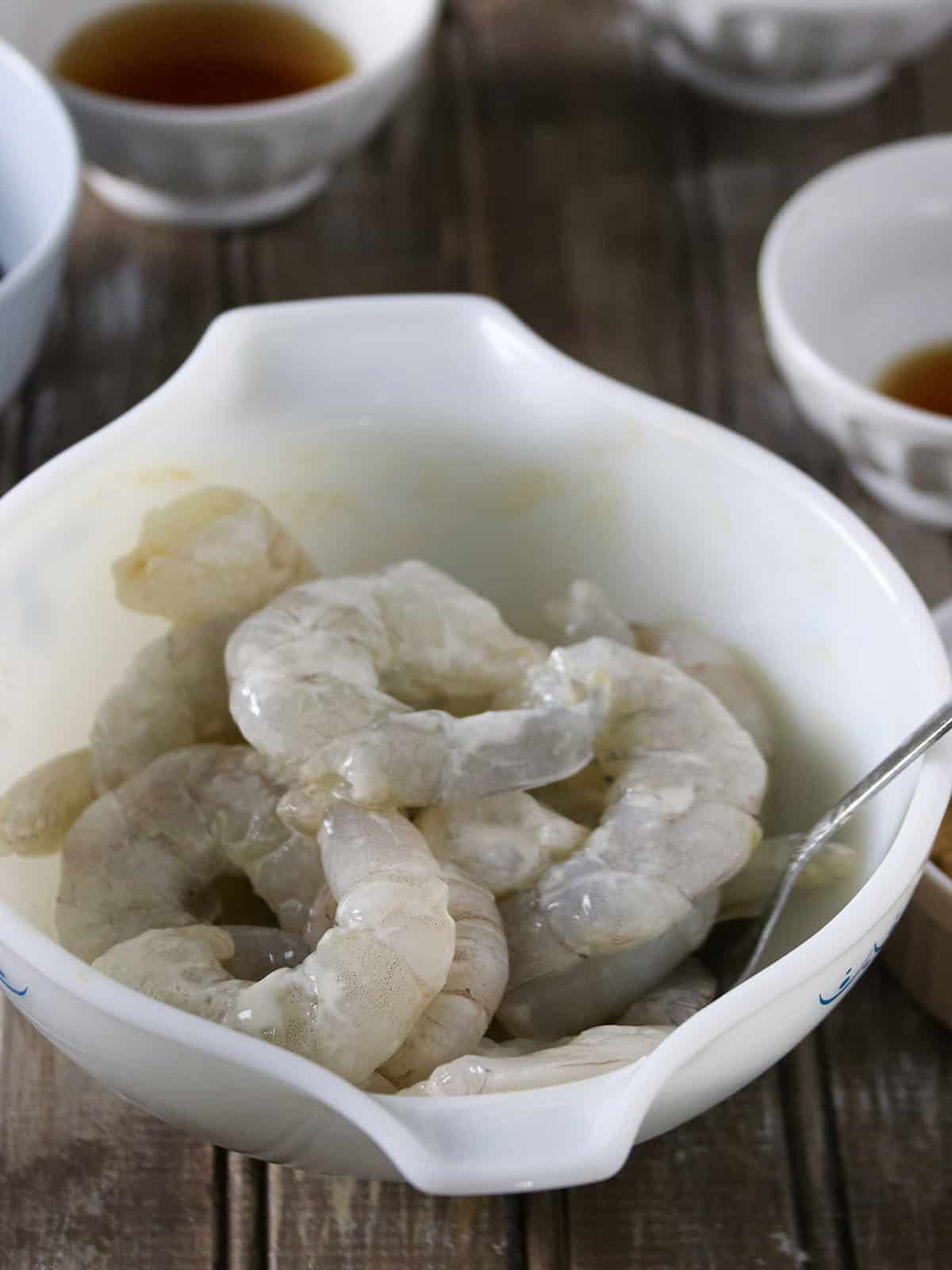 velveting shrimp in a bowl