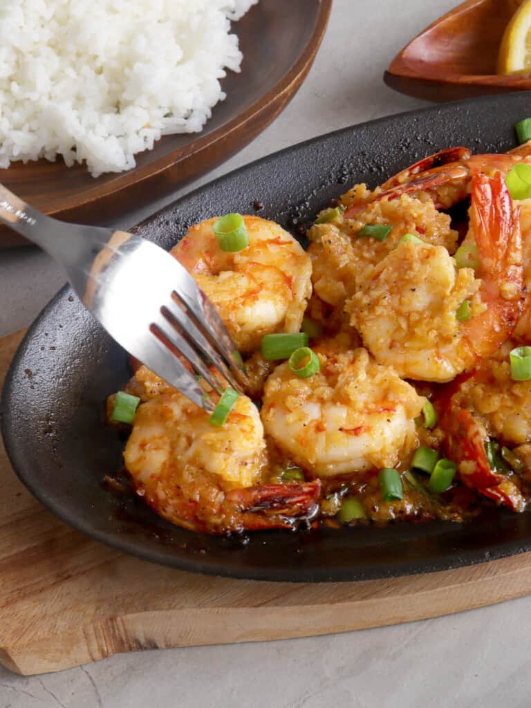 shrimp scampi with Sriracha on a sizzling skillet