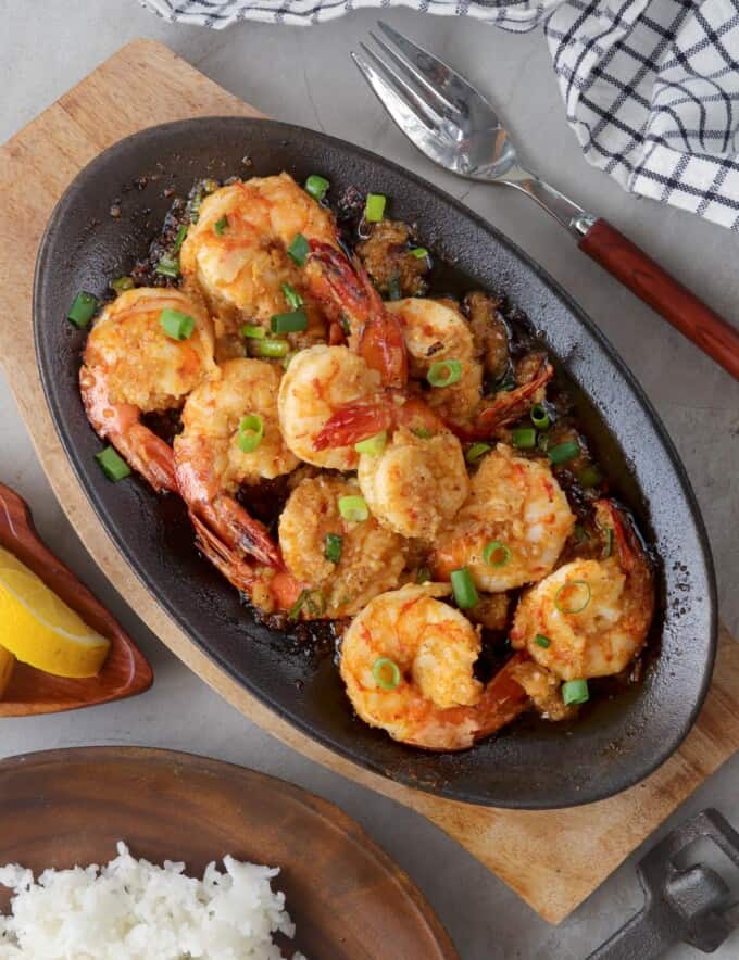 shrimp scampi with Sriracha on a sizzling skillet