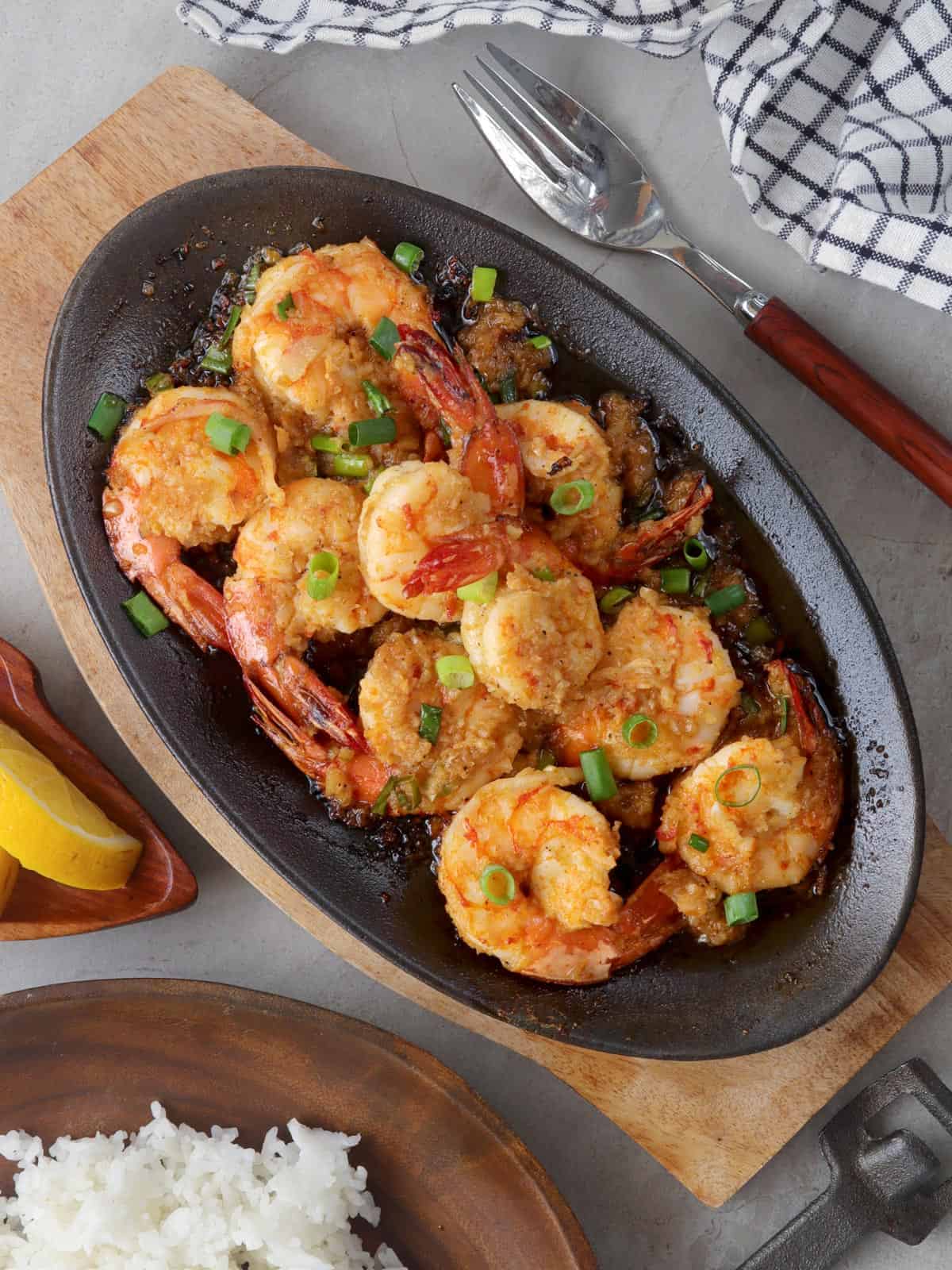 shrimp scampi with Sriracha on a sizzling skillet