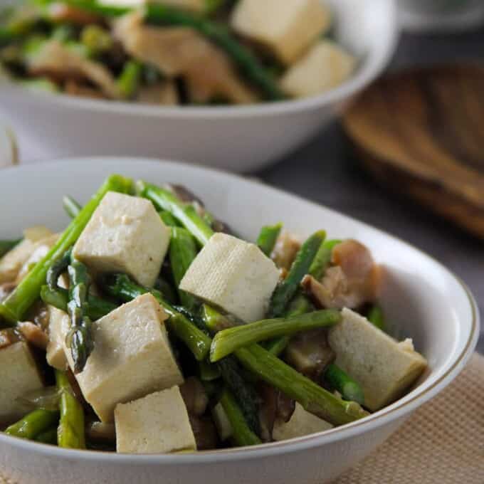 tofu and asparagus stir-fry in serving bowls