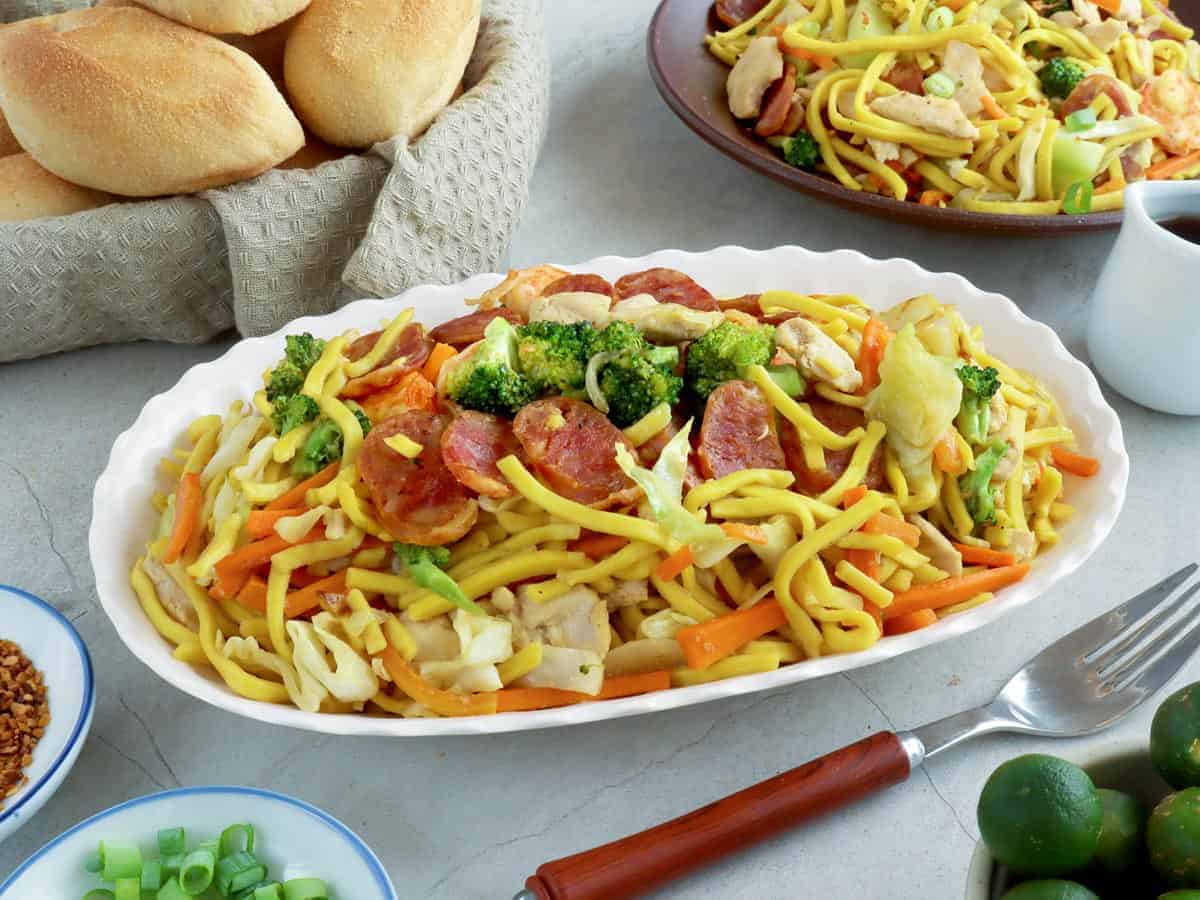 pancit lomi guisado in a serving bowl