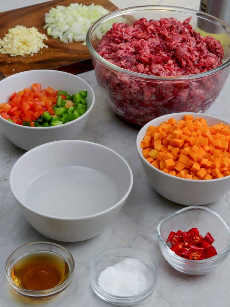 minced pork lunch, diced carrots, diced bell peppers, chili peppers, fish sauce, onion, garlic