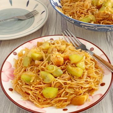 Kapampangan pancit maklak on a serving plate