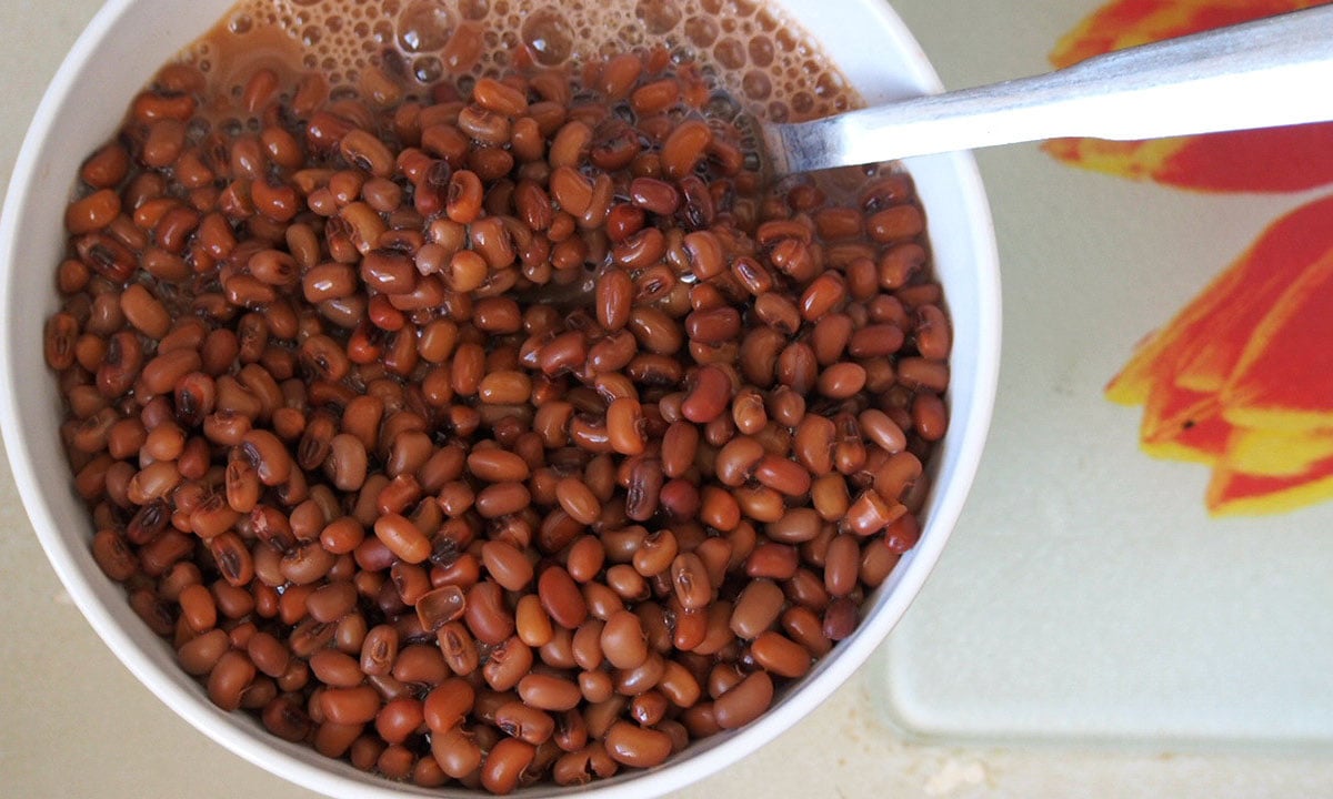 preparing mung bean filling