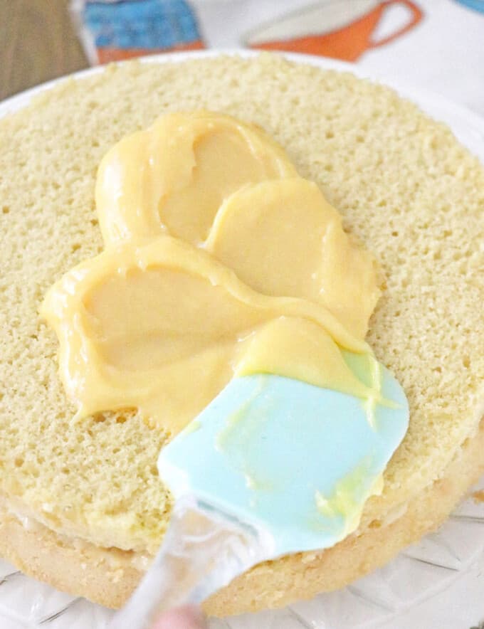 frsoting sponge cake with yema