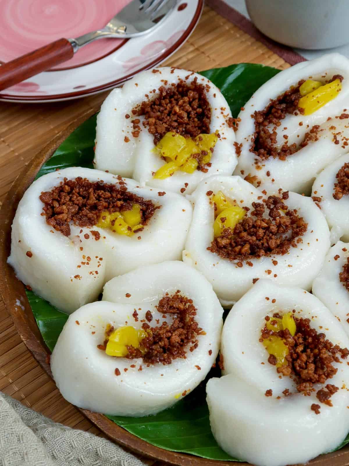 sliced kapit on a banana leaf-lined plate.