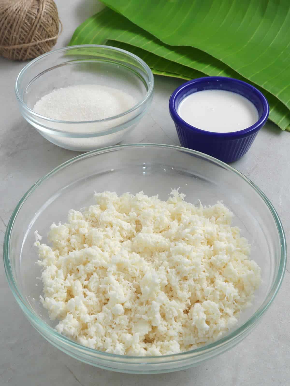 grated cassava, sugar, coconut milk, banana leaves