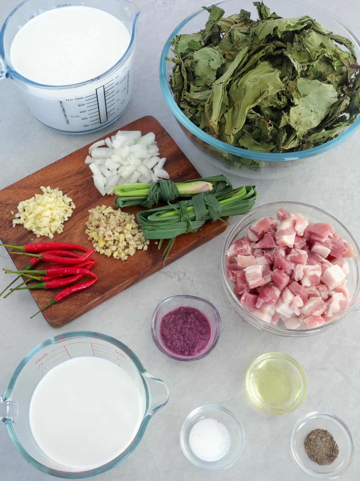 dried taro leaves, diced pork belly, lemongrass, coconut milk, coconut cream, oil, salt, pepper, onions, garlic, chili peppers