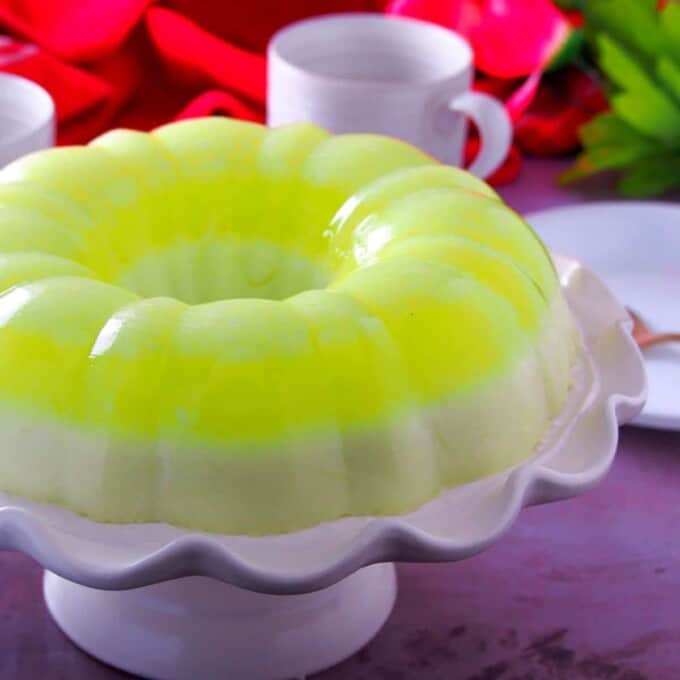 buko pandan gulaman on a white cake pedestal