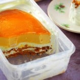 graham de leche in a plastic container