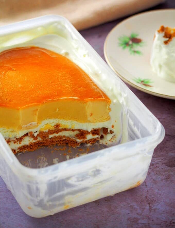 graham de leche in a plastic container