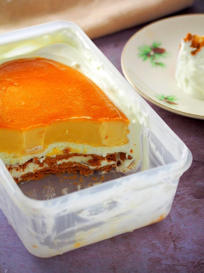 graham de leche in a plastic container