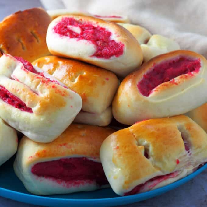 kaburikan bread on a blue plate