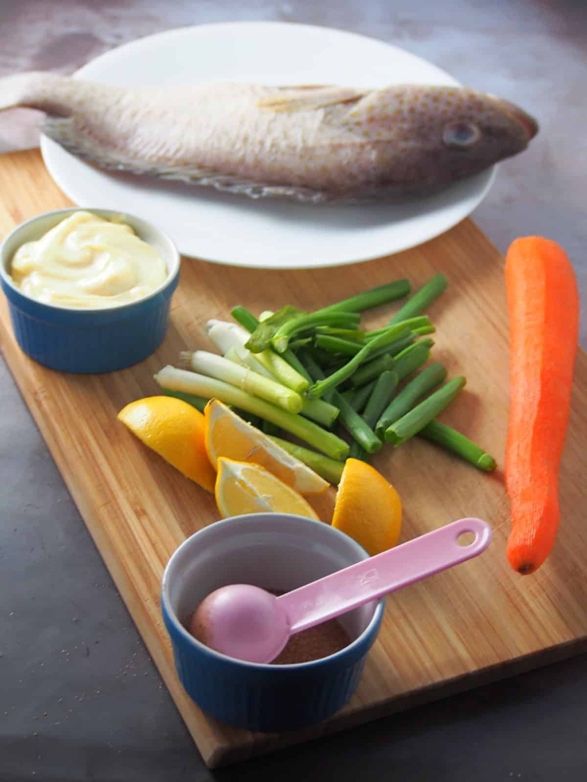 grouper, green onions, mayonnaise, lemon wedges, carrots, tamarind powder