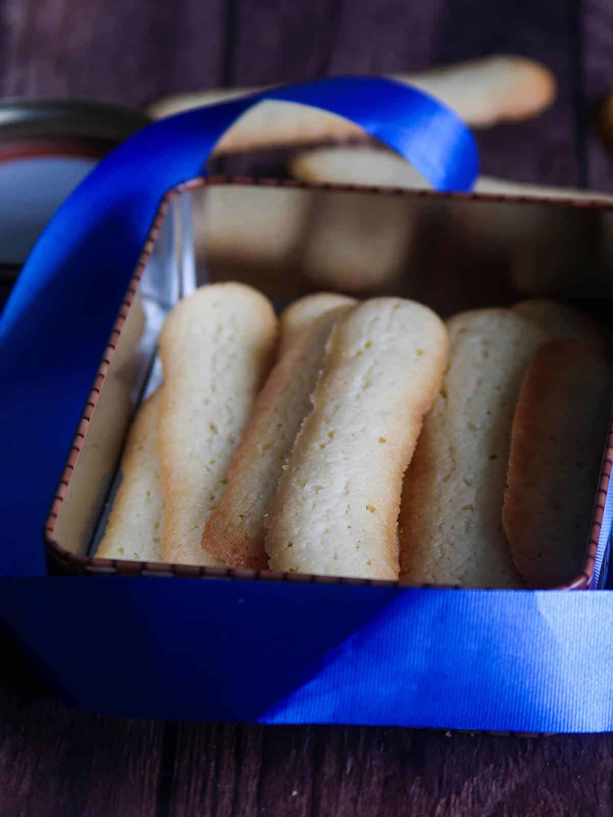 Lengua de Gato in blue box