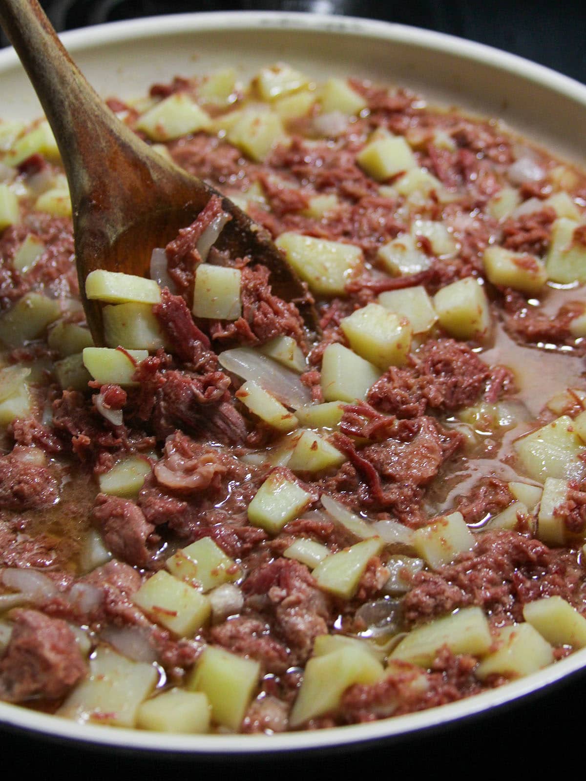 corned beef guisado with potatoes in a pan