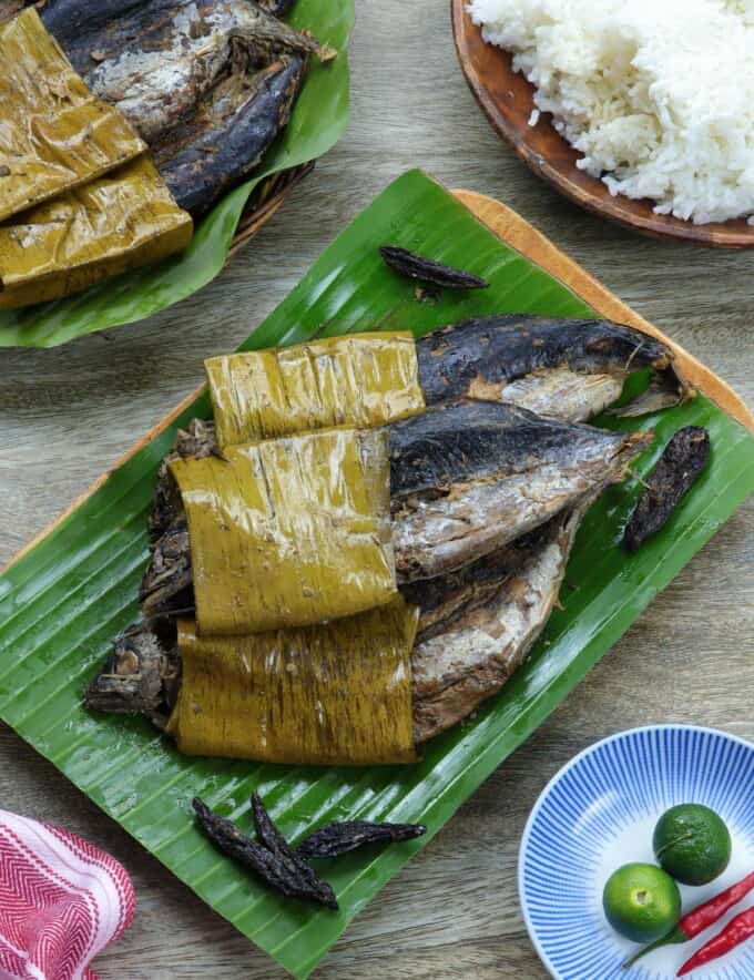 sinaing na tulingan on a wooden platter with a side of steamed rice