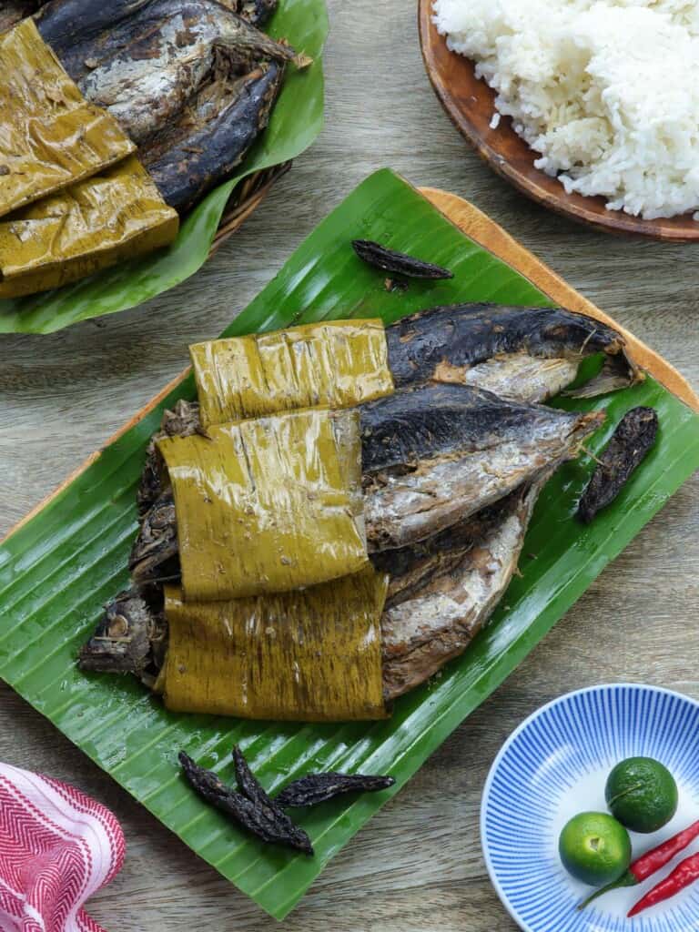 sinaing na tulingan on a wooden platter with a side of steamed rice
