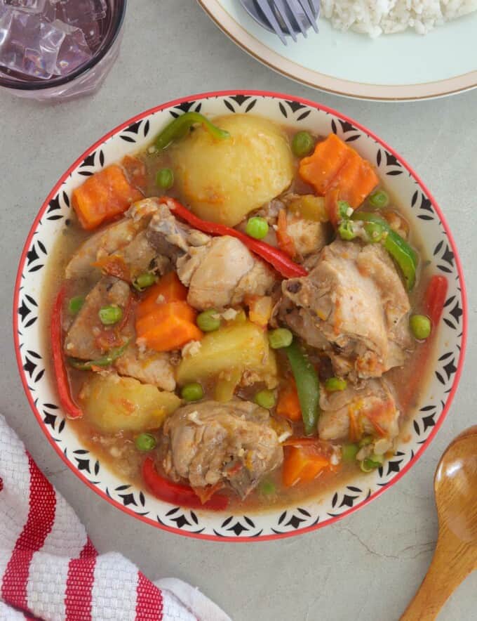 afritadang manok in a serving dish.