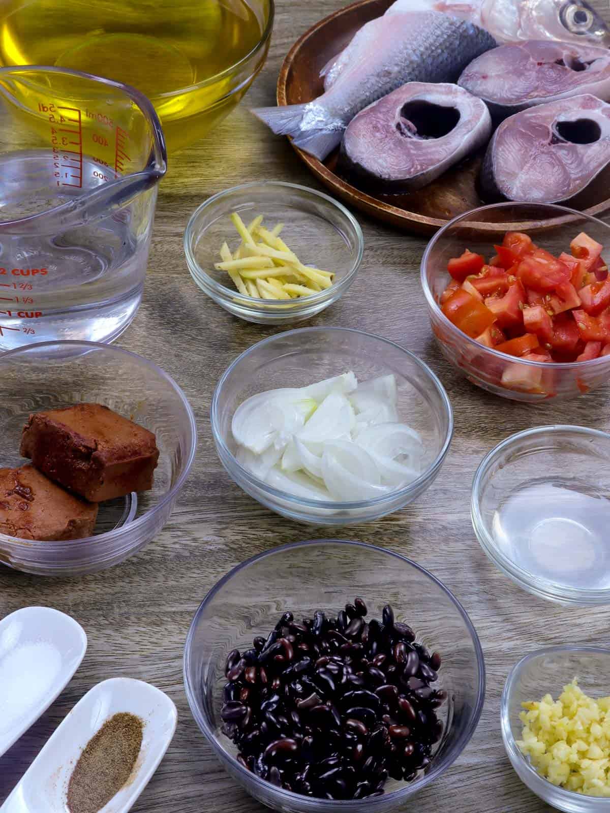 milkfish, tomatoes, tausi, vinegar, onions, garlic, salt, pepper, tahure in bowls
